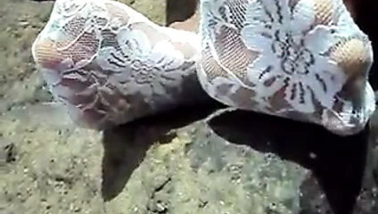 Olgun iri güzel kadın ayak ayakları kıpırdatıyor