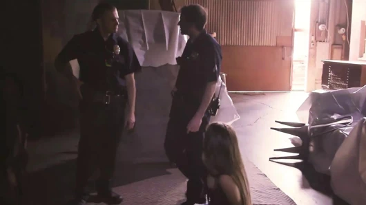 Yetişkin zamanı suçlu üvey kız kardeşler polisleri sikiyor ve döl yalıyor