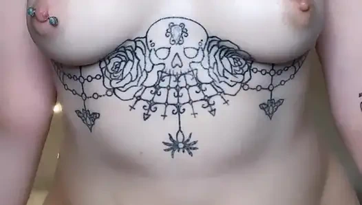 Amateur tatuada rubia aceita sus tetas perforadas
