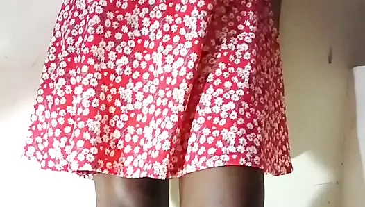 Hintli genç kız kendini parmaklıyor ve bir sebzeyi sikiyor