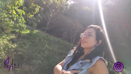 Parkta bir adamla tanıştım ve sonunda onu ormanda emdi ve becerdi!