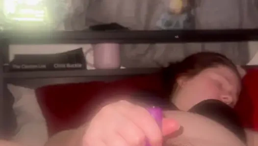 Islak amcığımı oynuyorum