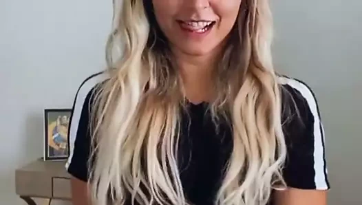 Aew - tay conti kesim gömlekli seksi dans ediyor