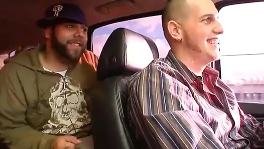 Naomi Cruz boşalana kadar uzun sert bir yarağa biniyor ve sonra yüzüne boşalana kadar