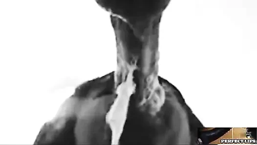 Mükemmel dudaklar götü ıslak ağızlı beyaz bir zenciye gidiyor!!