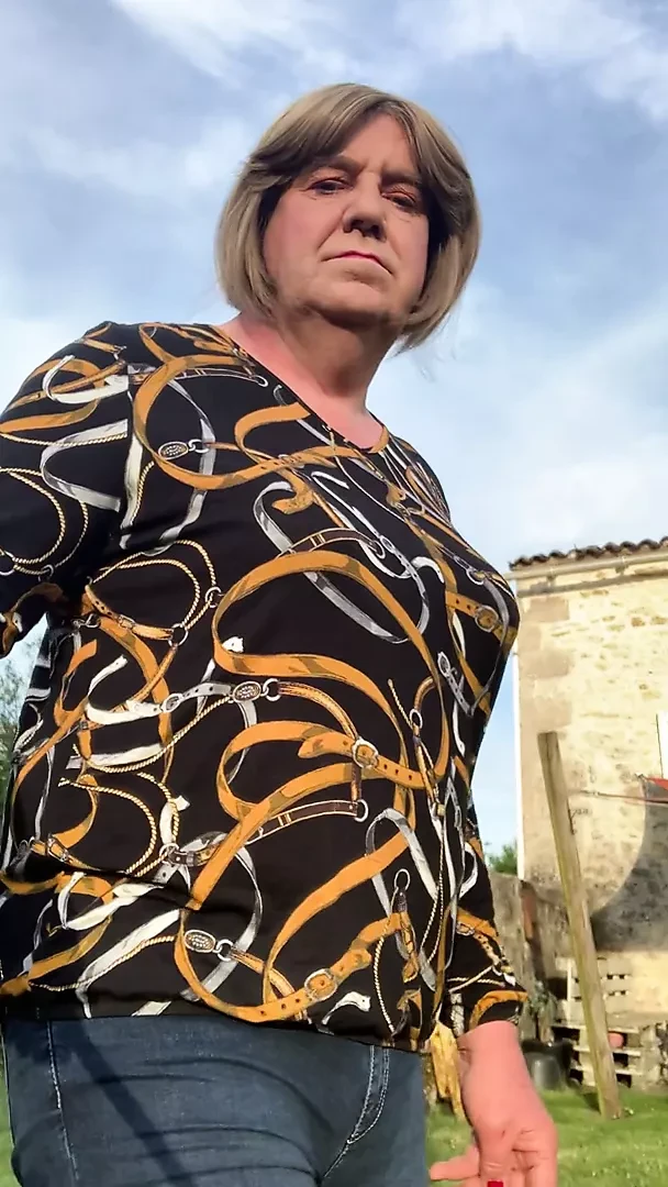 Claire yürüyüşe çıkar