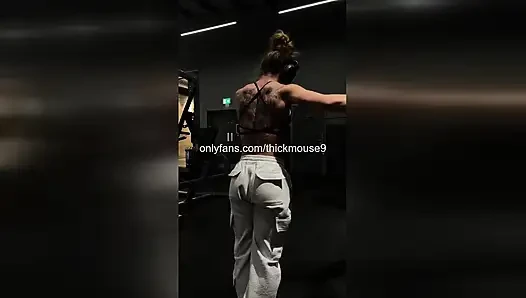 Instagram canlı dansı sırasında yaramaz genç kızın amcık frikik