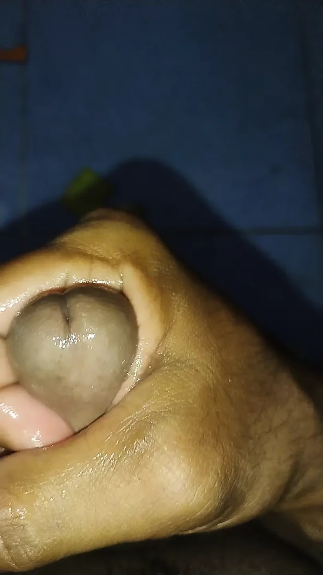 Amcığım olmayacak, bu yüzden mastürbasyon yapmak zorundayım.