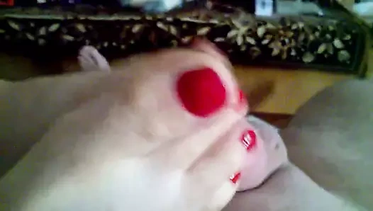 Kız arkadaşım beni ayaklarıyla sikiyor (ayağa boşalmak)