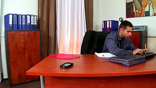 Sarışın Sekreter Yoğun Ofis Sikişi Için Masanın Üzerinde Domalıyor