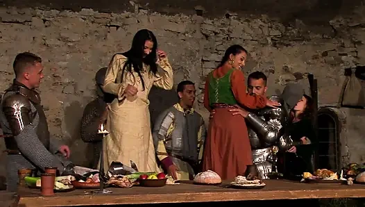 İki ateşli kız muhteşem grup seks yapıyor