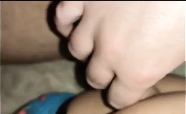 Azgın üvey baba minik iri güzel götünü kıllı yarakla prezervatifsiz sikiyor