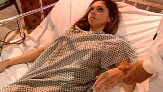 İki lezbiyen içine girmek için saklanıyor ve seks oyuncaklarıyla mastürbasyon yapıyor