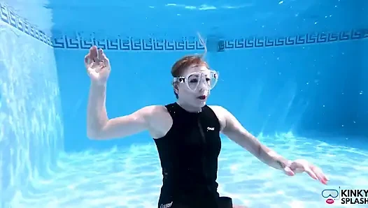 Sualtı giysisi ve maske fetişi dolum, baloncuklar ve nefes kontrolü