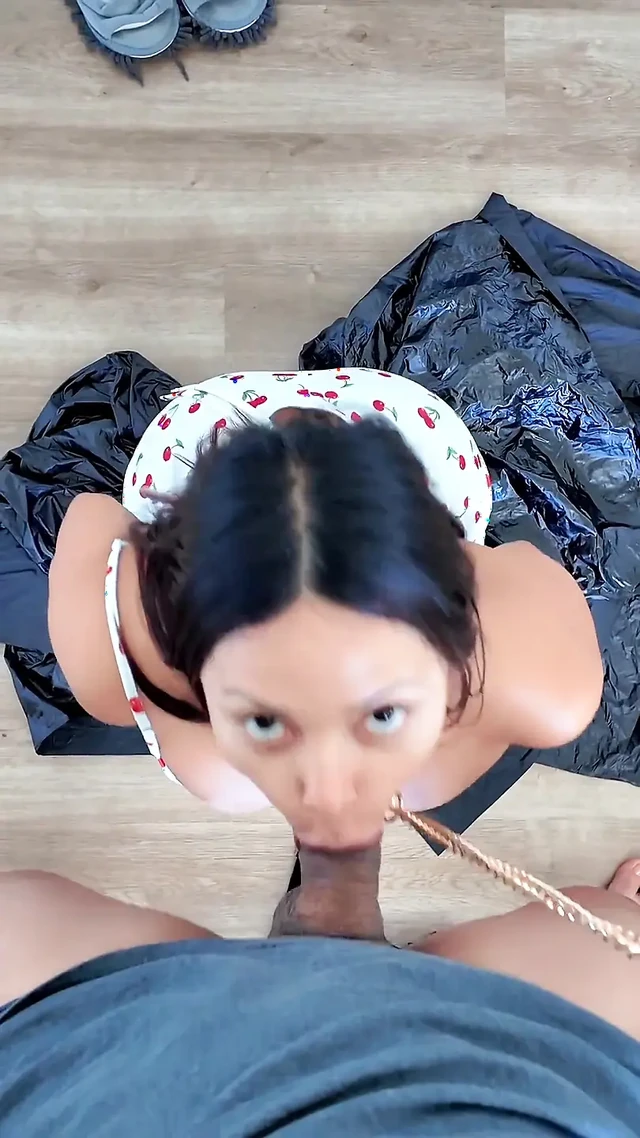 Tombul itaatkar latin efendinin dediğini yapıyor - bakış açısı ayakla mastürbasyon