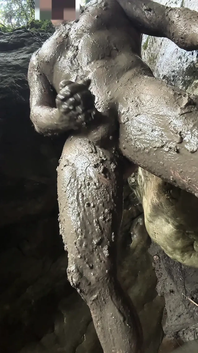 Dışarıda çamurda oynuyor