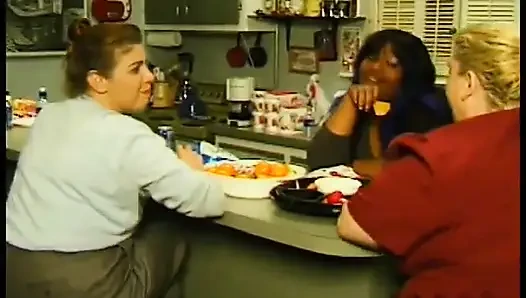 Edepsiz şişman bayan Patty Parker durdurulamaz vücudunu yağlatmayı ve amını meraklı adam tarafından oyuncakla sikilmeye bayılıyor