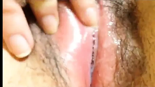 Wahyu44i 07 ıslak ve çamurlu sampek parmaklarını kullanarak mastürbasyon yapıyor