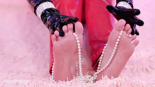 Retro pin yukarı düzgün vücutlu metres barefoot ayak fetişi inci kızdırmak