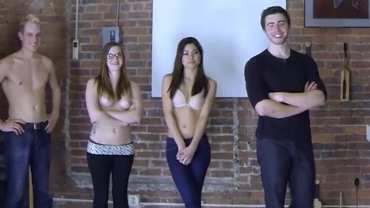 Bir grup arkadaşla Striptiz komşunuzu striptiz oyunu