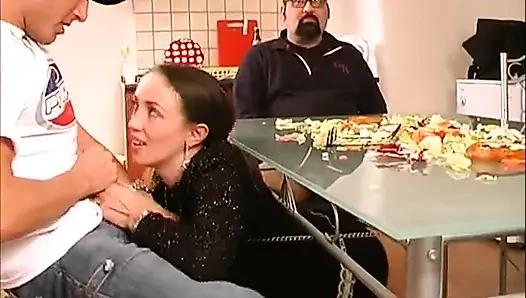 Seksi esmer hatun mutfakta büyük yarak emiyor... ağzına boşalma