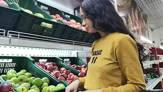 Pazarda gördüğüm bir yabancıyı evime davet ediyorum, daveti kabul ediyor.