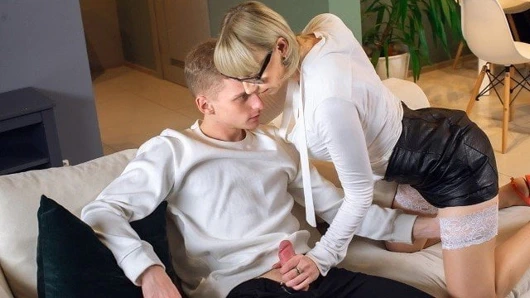 Tutor4k. adam nazikçe öğretmenle yapar