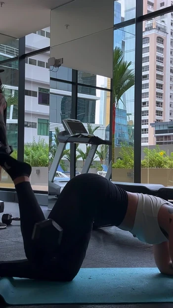 Потрясающий момент от "Нюхаю мою грязную мохнатку и мою потную задницу после тренировки"