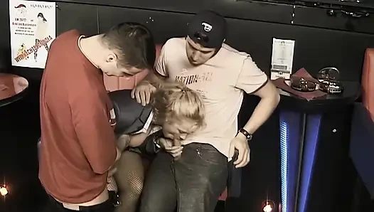 Sarışın Orta Yaşlı Seksi Kadın Yaşlı Yarağa Her Pozisyonda Sert Biniyor