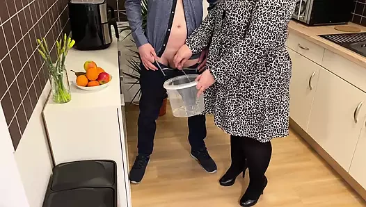 Kayınvalidem işememe yardım etti, sonra sikimi emdi ve eğildi ve mastürbasyon yapmaya başladı