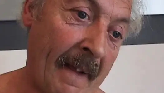 Döl yiyen Fransız genç kız sevgilisi tarafından sikiliyor