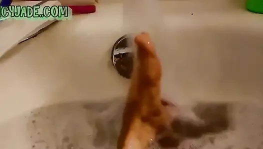 Köpük banyosu yaparken ayak sevgilim için banyo ayak gösterisi vol 1. Küveti dolduran sıcak suyu ayaklarıma boşaltıyorum