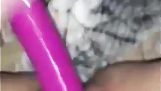 Dildoyla sikilirken fışkırtmalı amcığın kısa derlemesi