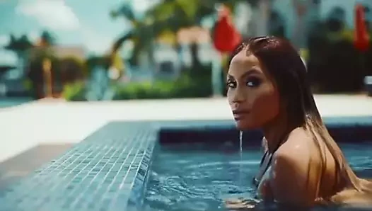 jolie nana en maillot