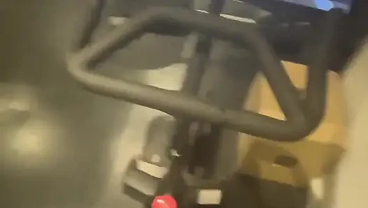 Spor salonunda bana yardım ettiğini hayal et.