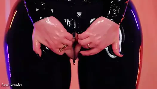 Arya Grander'in lateks kauçuk catsuit videolarının derlemesi. Tombul vücutta sıkı parlak fetiş kıyafetleri