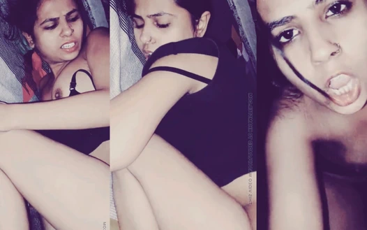 Latika büyük siyah yarağı emiyor ve amcığını içine alıyor