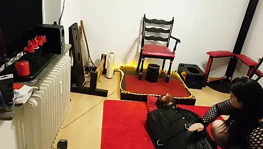 Deri çuvalda lave bölüm 1 - orta yaşlı seksi kadın bağlı yarağı azdırıyor kenar engelleme bdsm