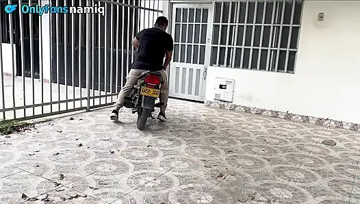 Seksi Emlakçı Evimi Ziyaret Ediyor Ve Ben Boşveriyorum