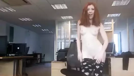 Sıcak İngiliz kızıl saçlı şerit içinde the ofis