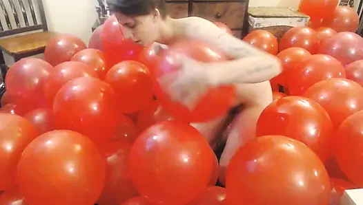 Büyük demet kırmızı balon çıplak