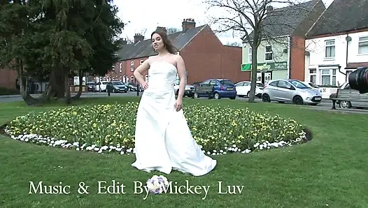 Sansasyonel esmer bebek gelinlik içinde sikiliyor