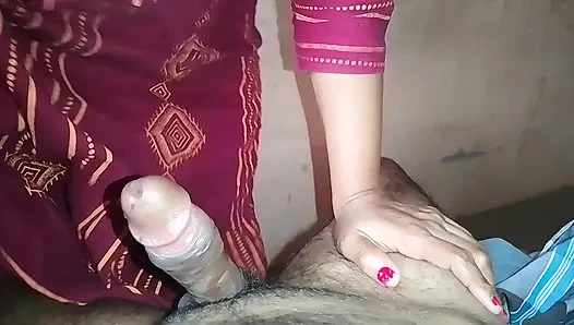 Hintli kız kocasının penisini ağzına sokuyor