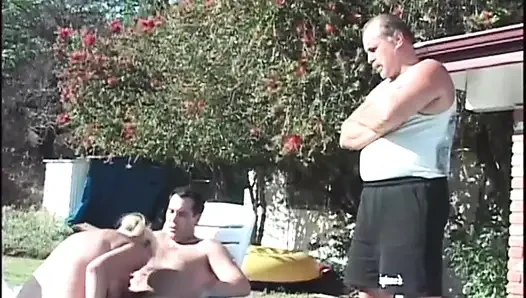 Büyük memeli sarışın orta yaşlı seksi kadın yüzme havuzunda üçlü seks yapıyor
