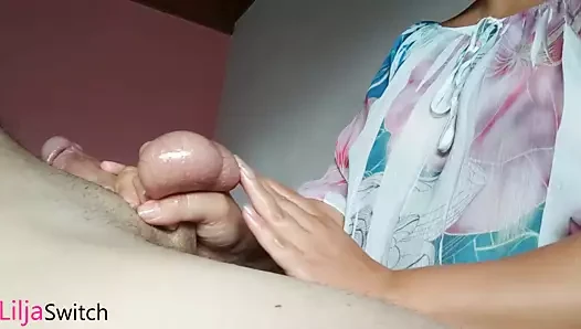 Tokatlamak doğal göğüsleri ve handjob - göğüslere boşalmak