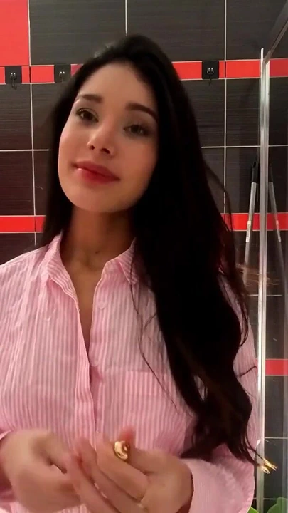 Banyoda ateşli minyon esmer bebek külot ve gömlekle dışarıda bir gece için hazırlanıyor | Klip 3