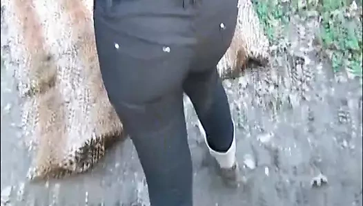 Sarışın Dorotea'yi telefonda filme alıyorum, bir teşhirci