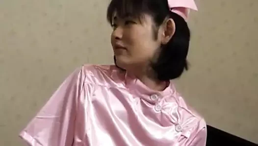 Takako onun önünü vibratörlerden orgazm alır