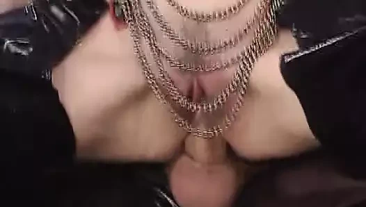 Almanya'dan güzel bir esmer bebek sert bir penisle cezalandırılıyor