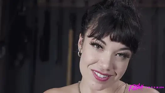 Baştan çıkarıcı hatunlar küçük puck ve mona wales seksi vücutlarıyla azdırıyor